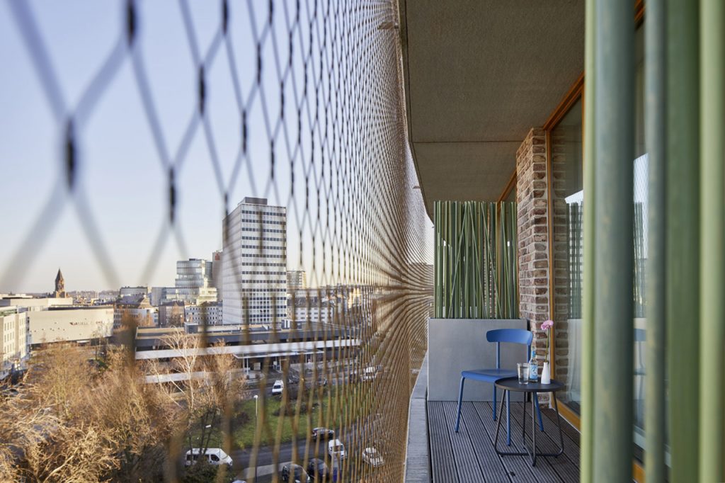 Alle Zimmer und Wohnungen verfügen über Balkone. Ein Edelstahlseilnetzsystem dient als Absturzsicherung, so dass die Konstruktion ohne separate Handläufe auskommt.