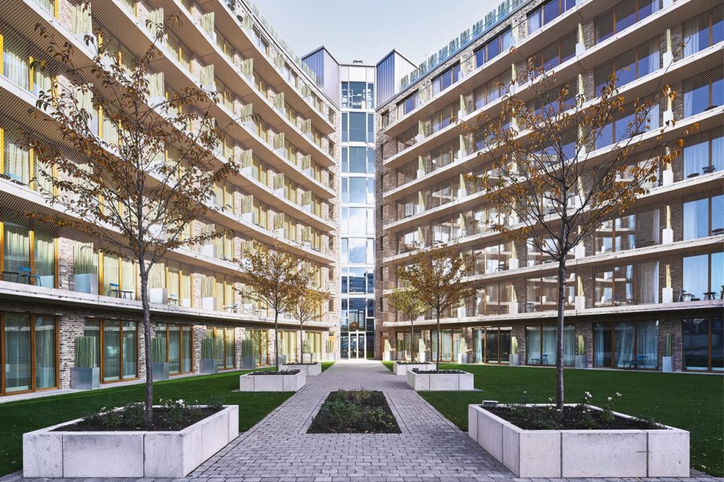 Das Bild zeigt eine Außenansicht des Flowers Hotels von Deilmann in Essen