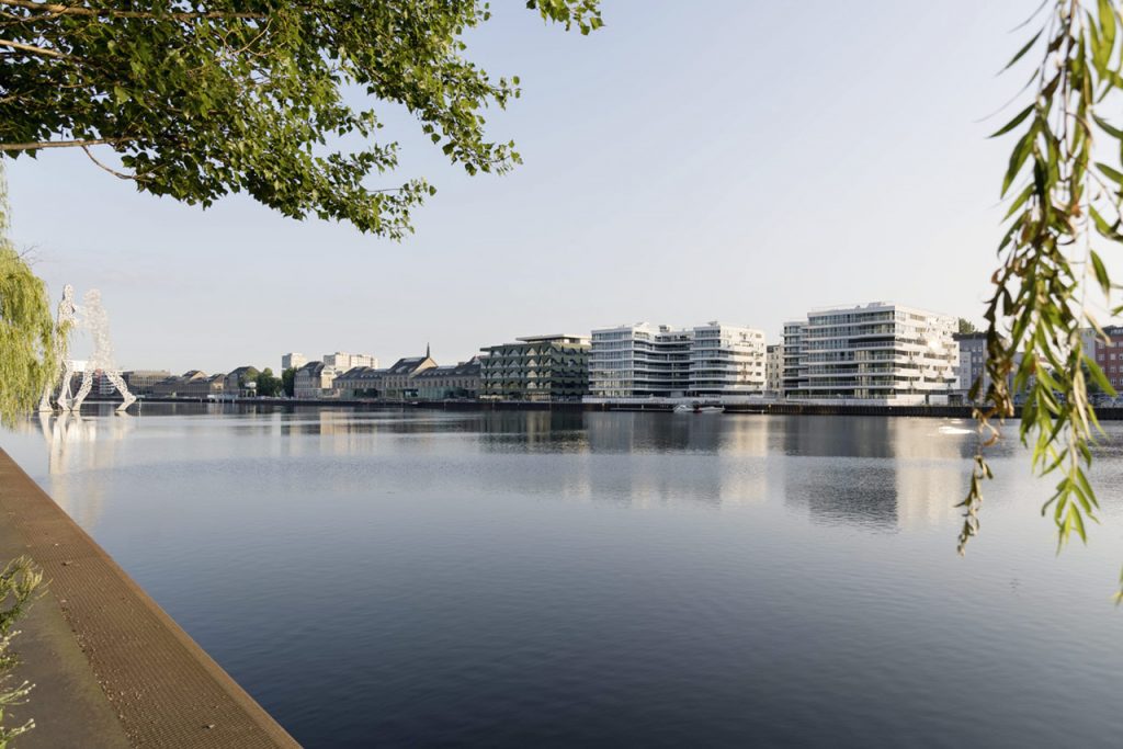 Direkt an der Spree gelegen erstrahlt der weiße Wohnungsneubau.