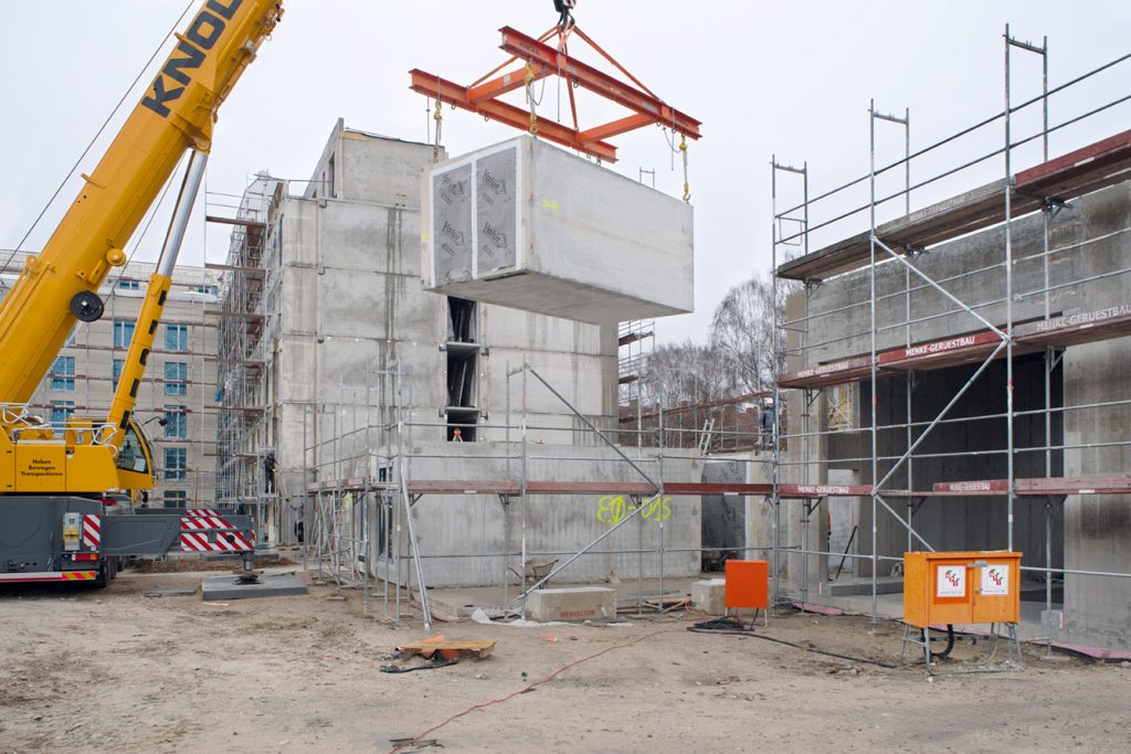 Jedes Raummodul ist ein bereits komplett ausgestattetes Apartment. Pro Team werden etwa vier Module pro Tag installiert.